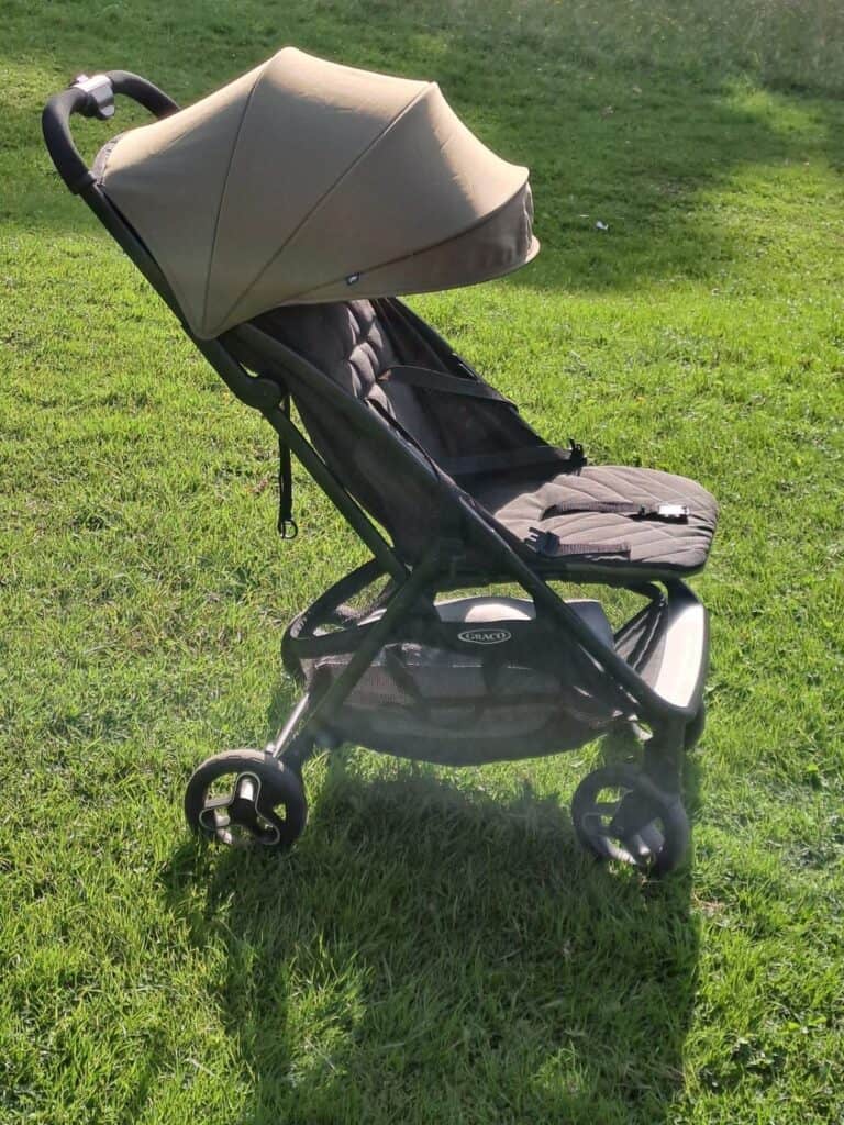Gravo Myavo stroller, set up outside.
