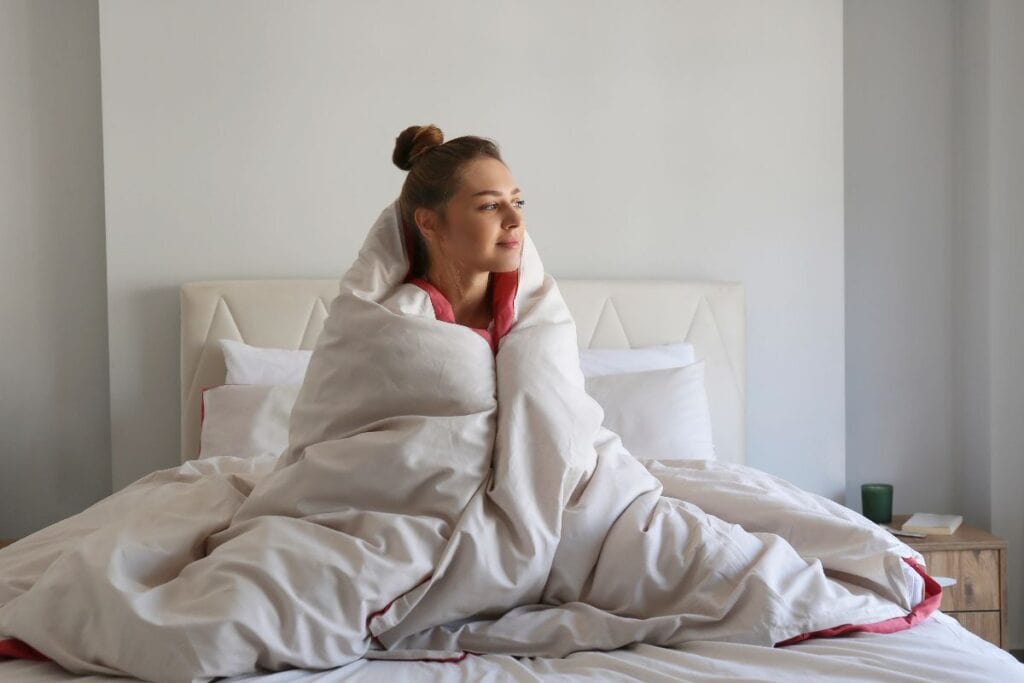 How to wake up when it’s still dark: winter morning routine in bed.